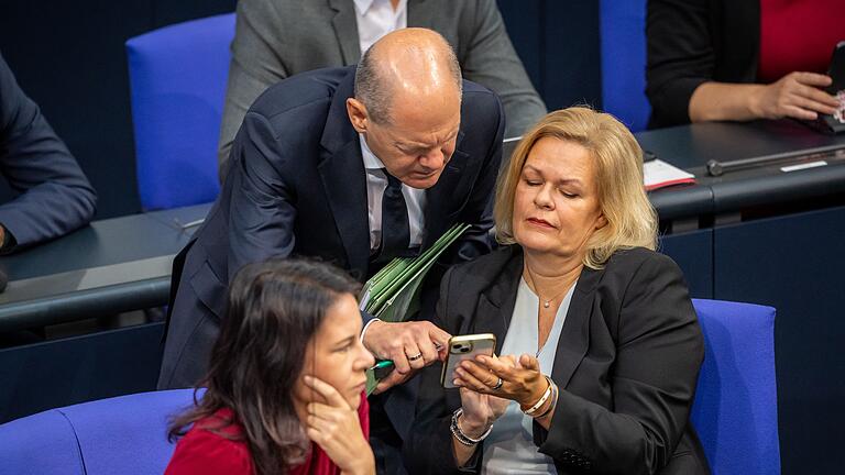 Olaf Scholz, Nancy Faeser und Annalena Baerbock       -  Sachverständige haben einige Änderungen an den Entwürfen für das sogenannte Sicherheitspaket vorgeschlagen. (Archivfoto)