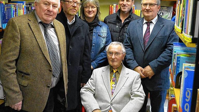 50 Jahre Bücherei Karlburg: Maßgeblich am Aufbau, am Erhalt und an der Fortentwicklung waren beteiligt (sitzend) Ferdinand Lobenhofer, langjähriger Schulleiter der Grundschule Karlburg, Begründer und Leiter der Bücherei von 1965 bis 1998. Stehend von links: Klemens Kübert, langjähriger Karlburger Stadtrat, Pfarrer Leo Brand, Waltraud Herzog, Büchereileiterin seit 1998, Gunter Müller, Karlburger Stadtrat und Mitglied im Bücherei-Kuratorium, Zweiter Bürgermeister Theo Dittmaier.