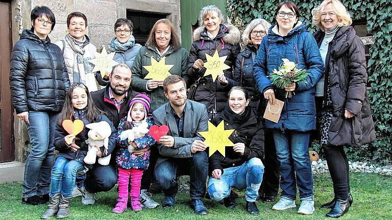 Singen, basteln, laufen, verlosen &ndash; alles für einen guten Zweck. Bei der Spendenübergabe der Aktion &bdquo;Ein Herz für Milena&ldquo; in Aidhausen freuen sich: (vordere Reihe, von links) Lara, Christian und Milena Günther, Thomas Wagenhäuser und Stephanie Albert vom TSV Aidhausen, (hintere Reihe) Beate Höchner, Karin Heumann und Michaela Schwappacher von den &bdquo;Singing Sisters&ldquo;, Doris Merz (evangelische Kirchengemeinde), Regina Kötting und Karin Schönewolf von der Lichtstube Friesenhausen, Katja Günther und Sylvia Paul (Vorstand Stiftung KinderHerz).