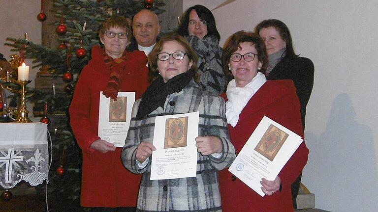 Fünf Kirchenschmückerinnen wurden in Reyersbach für ihr langjähriges Engagement geehrt. Hinten von links: Jutta Molitor, Pfarrer Wiktor Dziedziech, Stefanie Türk, Karin Manger; Vorne von links: Maria Lindenthal und Inge Schlereth.