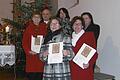 Fünf Kirchenschmückerinnen wurden in Reyersbach für ihr langjähriges Engagement geehrt. Hinten von links: Jutta Molitor, Pfarrer Wiktor Dziedziech, Stefanie Türk, Karin Manger; Vorne von links: Maria Lindenthal und Inge Schlereth.