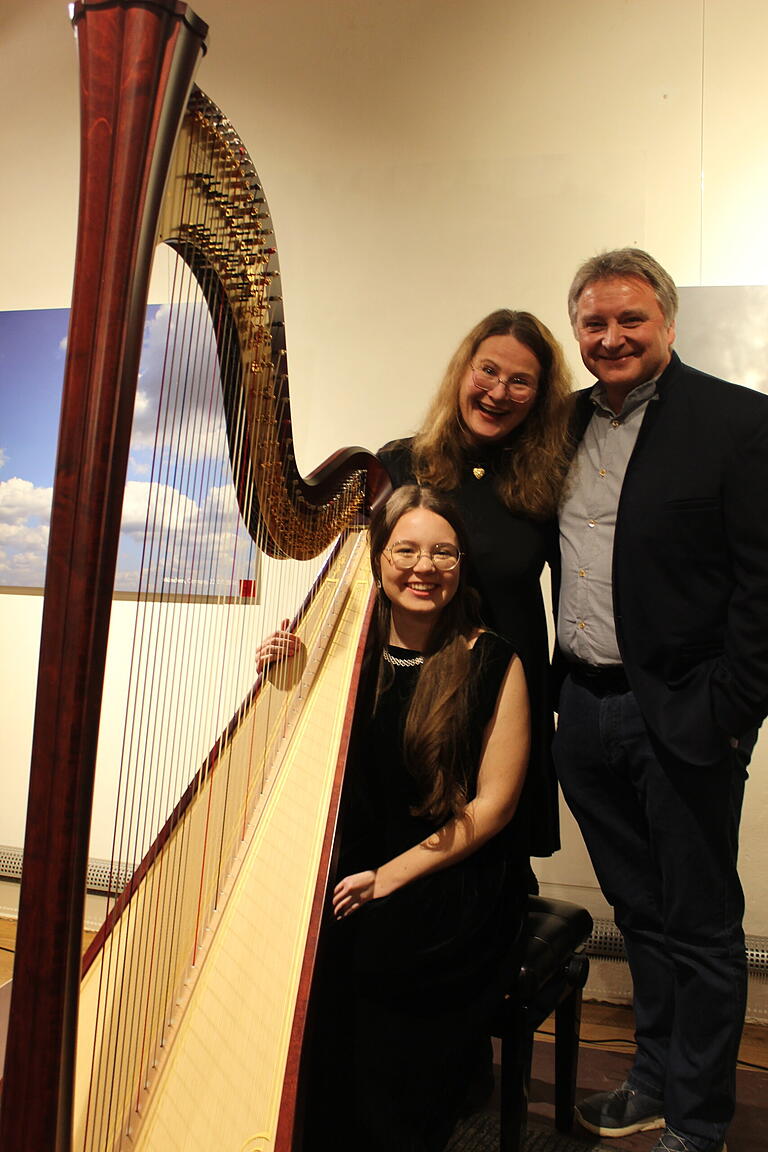 Gunda Schwen und Jaroslaw Kantorski, die beide an der Kreismusikschule unterrichten, sind stolz auf ihre Cecilia, die bei ihrem Harfenkonzert im Kloster Wechterswinkel das Publikum faszinierte.