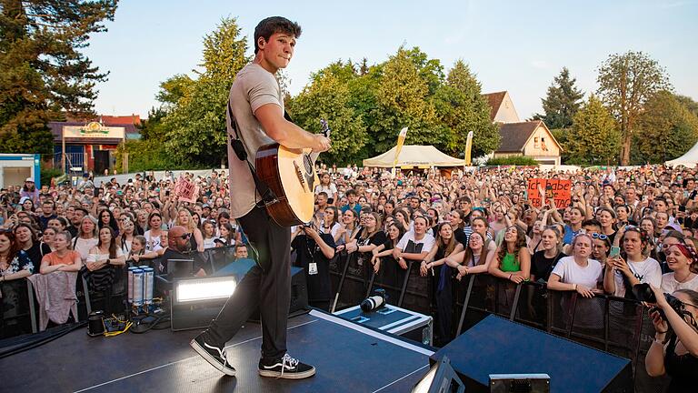 Tausende jubelten im Sommer 2023 dem Musiker Wincent Weiss zu. Es war eines von drei großen Konzerten am Mainufer.