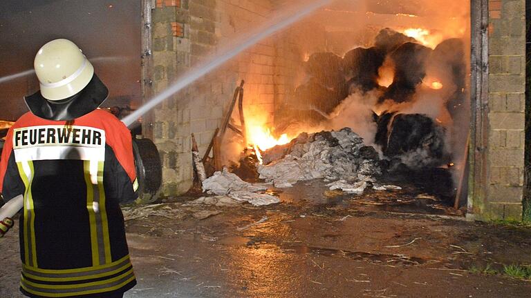 Vor einem Jahr brannte im Außenbereich von Rappershausen eine Scheune, in der Heuballen gelagert waren (im Bild). Mitte Mai fing Heu in einem Lager in Wülfershausen Feuer.&nbsp;