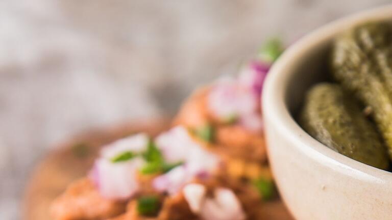 Holländische Borrelhapjes - Ein Happen, der nach mehr schmeckt: Wer von den Crackern mit dem Filet-Americain-Aufstrich nascht, kann meist nicht aufhören. Holländische Borrelhapjes - Ein Happen, der nach mehr schmeckt: Wer von den Crackern mit dem Filet-Americain-Aufstrich nascht, kann meist nicht aufhören.