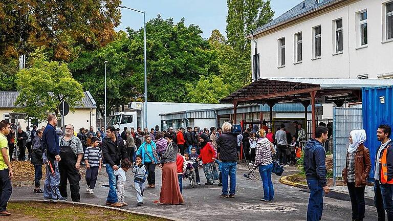 Flüchtlinge in der Erstaufnahme in Schweinfurt: Hier wie in Gemeinschaftsunterkünften steigt die Zahl der &bdquo;Fehlbeleger&ldquo; &ndash; Menschen, die bereits einen Aufenthaltsstatus haben, sich eine Wohnung auf dem freien Markt mieten könnten und auch sollten, aber keine finden.