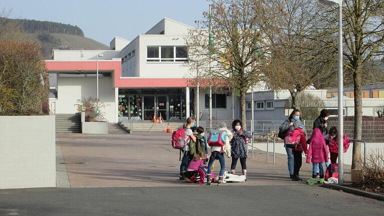 Eine stattliche Summe stellt die Verwaltungsgemeinschaft  heuer für Sanierungen und Projekte der Einhard-Grundschule zur Verfügung. Foto: Winfried Ehling       -  Eine stattliche Summe stellt die Verwaltungsgemeinschaft  heuer für Sanierungen und Projekte der Einhard-Grundschule zur Verfügung. Foto: Winfried Ehling