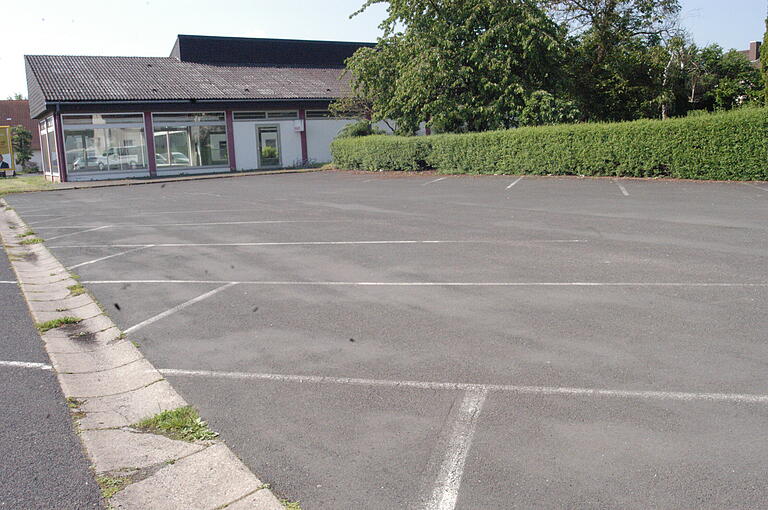 Hier sollen künftig die 16 Elektromobile der Postzusteller Parken, während im angrenzenden leer stehenden Ladengeschäft der neue Zustellstützpunkt eingebaut wird. Hier sollen künftig die 16 Elektromobile der Postzusteller Parken, während im angrenzenden leer stehenden Ladengeschäft der neue Zustellstützpunkt eingebaut wird.