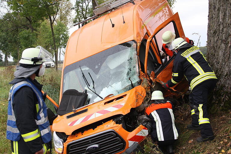 Am 29. September 2021 prallte auf der Kreisstraße zwischen Herlheim und Alitzheim ein Mercedes-Sprinter gegen einen Baum.