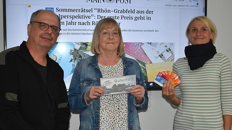 So sehen Siegerinnen aus: Stellvertretender Redaktionsleiter Thomas Pfeuffer übergab die Preise des Gewinnspiels 'Rhön-Grabfeld aus der Vogelperspektive' an Claudia Schmitt (rechts, 1. Platz) und Cornelia Krönung (3. Platz). Tanja Rückert (2. Platz) konnte bei der Gewinnübergabe nicht dabei sein.