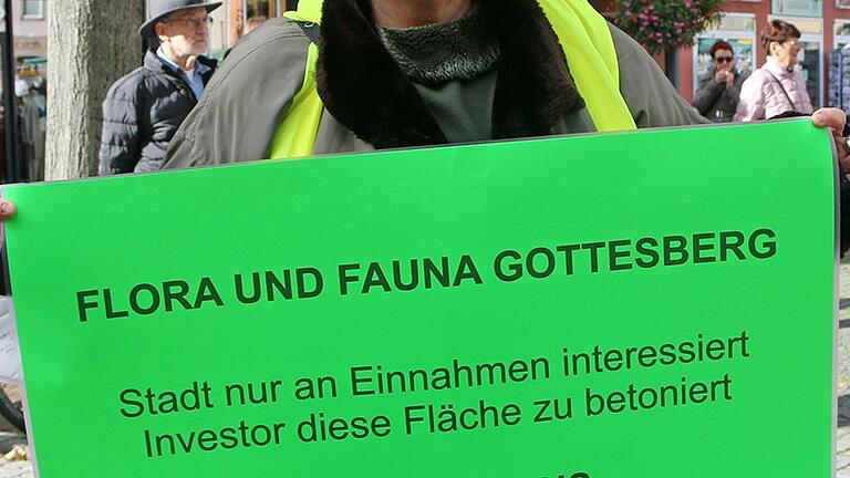 Diese Demonstrantin stellt den Standpunkt der Bürgerinitiative Gottesberg auf ihrem Plakat klar.