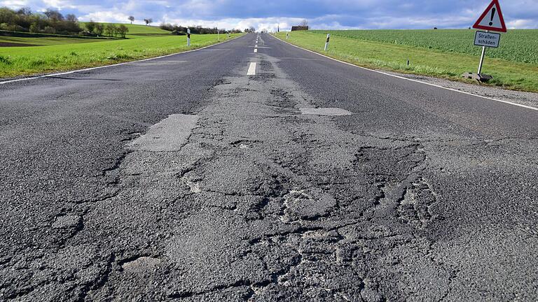 Die Staatsstraße zwischen Greßthal und der Bundesstraße 303 weist enorme Schäden auf.