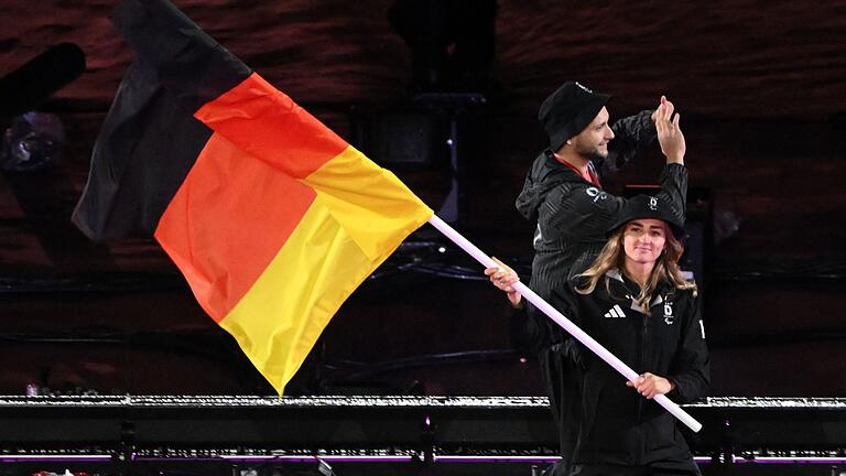 Paralympics Paris 2024 - Abschlussfeier       -  Elena Semechin und Maurice Schmidt trugen die deutsche Fahne.