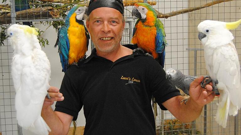 Andreas Hermanns und seine Papageien haben keine Berührungsängste. Andreas Hermanns und seine Papageien haben keine Berührungsängste.