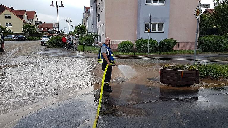 Etliche Keller mussten in Niederwerrn leer gepumpt werden, die beim Unwetter mit Wasser voll gelaufen waren.