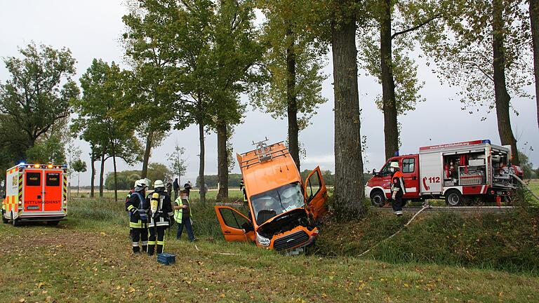 Am Mittwochnachmittag ist auf der Kreisstraße zwischen Herlheim und Alitzheim ein Sprinter-Fahrer schwer verunglückt.