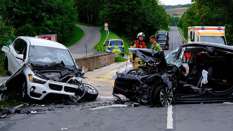 Die Feuerwehr musste die eingeklemmten Fahrer aus den beiden Auto-Wracks befreien.