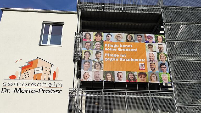 Das Seniorenheim Dr.-Maria-Probst in Hammelburg       -  Die Carl von Heß Sozialstiftung setzt mit großen Plakaten an ihren Häusern im Landkreis ein Zeichen gegen Rassismus.