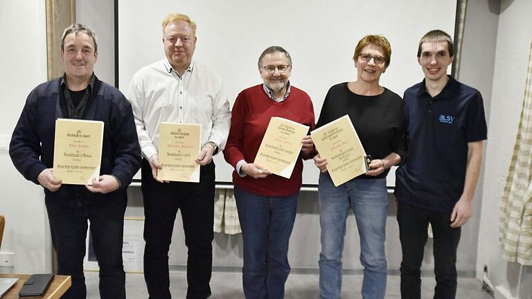 Vom BLSV durch Winfried Geuß (rechts) wurden ausgezeichnet, von links: Theo Lutsch, Johannes Burkard, Norbert Fößel, Elfriede 'Elly' May.