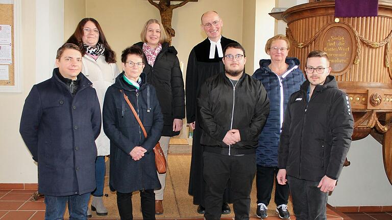 Nach dem Gottesdienst mit Amtseinführung und  Segnung formierten sich die Mitglieder des neuen Kirchenvorstands im Altarraum der St. Nikolauskirche. Hintere Reihe von links: Luisa Teufel, Veronika Schad, Pfarrer Martin Popp-Posekardt und Silvia Fischer. Vordere Reihe von links: Bastian Tuch, Marlene Schneider, Bastian Fischer und Danny Reichart. Es fehlen: Karl Büschel, Thomas Braun und Jessica Kollarsch.