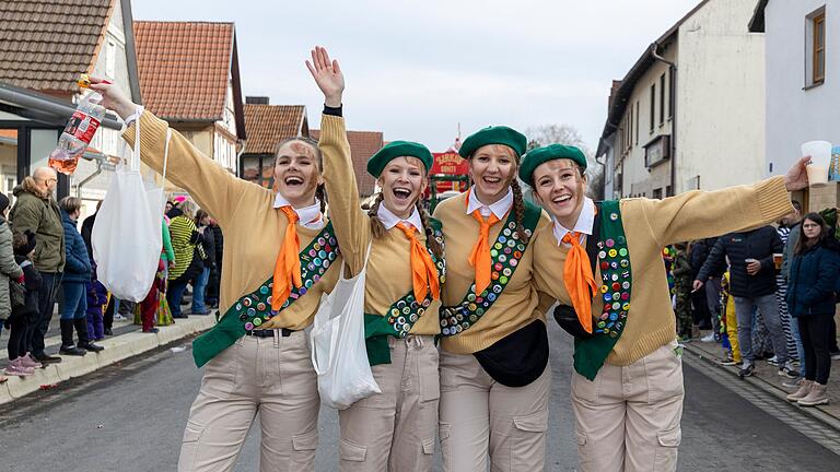 'Aubstadt Helau', hieß es wieder, als sich ein bunter Faschingszug durch die Straßen von Aubstadt schlängelte. 'Aubstadt Helau', hieß es wieder, als sich ein bunter Faschingszug durch die Straßen von Aubstadt schlängelte.