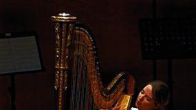 Solistin an der Harfe: Antonia Hentze.