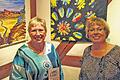 Farben sagen mehr als tausend Worte: Malerin Claudia C. Cebulla (links) mit Laudatorin Dorothea Weitz und Jubiläums-Kalender beim &bdquo;Heimspiel&ldquo; in den Gaden.