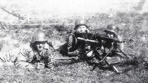 Letztes Aufgebot: Die Aufnahme einer deutsche Maschinengewehr-Stellung entstand während der Kämpfe um Zeubelried in den ersten Apriltagen 1945. Letztes Aufgebot: Die Aufnahme einer deutsche Maschinengewehr-Stellung entstand während der Kämpfe um Zeubelried in den ersten Apriltagen 1945.