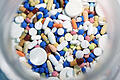 Medikamente       -  In der Pharmabranche können Geschäftsführer den größten Gehaltszuwachs verbuchen. Foto: Friso Gentsch (Archiv)