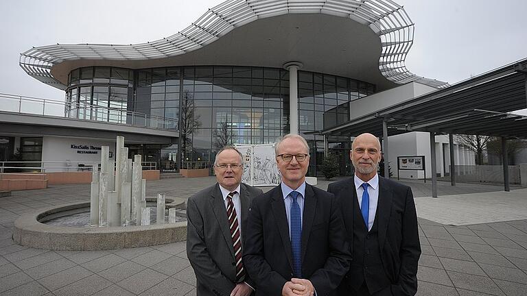 Zufriedene Gesichter zum Abschluss des neuen Betriebsführungsvertrags für die KissSalis Therme: Stadtwerkechef Manfred Zimmer, Stefan Kannewischer, dessen Familienunternehmen seit dem Start der Betreiber der Therme war und weiter ist, sowie Oberbürgermeister Kay Blankenburg vor der markanten Fassade der Heilbadelandschaft Zufriedene Gesichter zum Abschluss des neuen Betriebsführungsvertrags für die KissSalis Therme: Stadtwerkechef Manfred Zimmer, Stefan Kannewischer, dessen Familienunternehmen seit dem Start der Betreiber der Therme war und weiter ist, sowie Oberbürgermeister Kay Blankenburg vor der markanten Fassade der Heilbadelandschaft