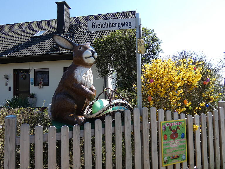 Ostern am Weihnachtshaus: statt Weihnachtsmann begrüßt jetzt der Osterhase die Gäste am Weihnachts-/Osterhaus Mack im Gleichbergweg.