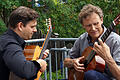Die Gitarristen Bernhard von der Goltz und Oliver Tedieck, die schon mehrfach im Duo aufgetreten sind, bestreiten am Sonntag, 19. Juli, ein Konzert der Dante-Alighieri-Gesellschaft breit aufgestelltes Programm.