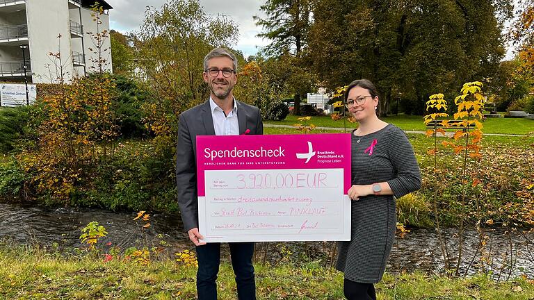 Bürgermeister Jochen Vogel, und Ann-Kathrin Klitsch, Tourist Information, freuen sich über die stolze Summe von knapp 4000 Euro, gespendet wurden.       -  Bürgermeister Jochen Vogel, und Ann-Kathrin Klitsch, Tourist Information, freuen sich über die stolze Summe von knapp 4000 Euro, gespendet wurden.