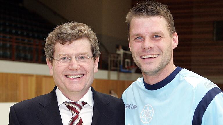 Schulterschluss: Ralf Scherbaum im Januar 2010 am Rande der Hallenfußball-Meisterschaft des Kreises Würzburg zusammen mit dem damaligen Oberbürgermeister Georg Rosenthal. Schulterschluss: Ralf Scherbaum im Januar 2010 am Rande der Hallenfußball-Meisterschaft des Kreises Würzburg zusammen mit dem damaligen Oberbürgermeister Georg Rosenthal.