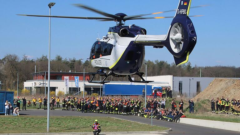 Als Highlight des Workshop zur Bekämpfung von Vegetations- oder Waldbränden durfte der neue Helikopter H 145 der Polizeihubschrauberstaffel Bayern nicht fehlen.&nbsp;