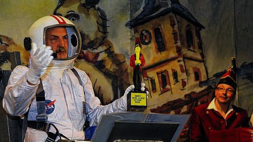 Leinach hebt ab: Gotthard Väth als alternder Astronaut.