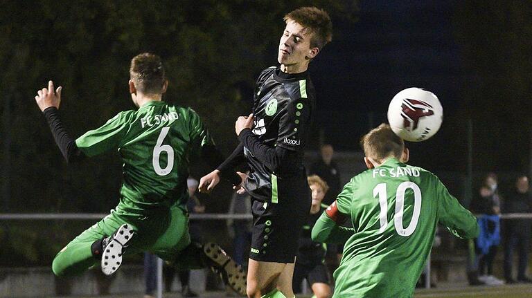 Das klare 4:0 über den SC Eltersdorf war der bislang einzige Sieg der Sander U 15 (links Steffen Ullrich, rechts Kapitän Tim Rohwald) in dieser Bayernliga-Saison. Das klare 4:0 über den SC Eltersdorf war der bislang einzige Sieg der Sander U 15 (links Steffen Ullrich, rechts Kapitän Tim Rohwald) in dieser Bayernliga-Saison.