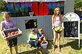 Mit Obst handeln in Burgerroth  (von links) Theresa, Johannes, Lukas und Lena.