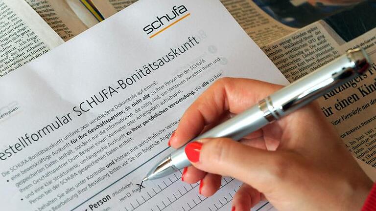 Wer sich für eine Wohnung interessiert, muss nicht gleich eine Schufa-Auskunft vorlegen. Diese darf der Vermieter erst bei Abschluss des Mietvertrags fordern. Foto: Jens Kalaene/dpa       -  Wer seine Bonität unter Beweis stellen muss, der braucht dafür in vielen Fällen eine Schufa-Auskunft. Diese gibt es auch kostenlos.