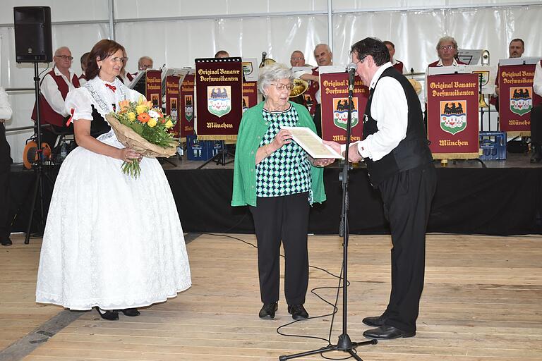 Stadträtin a.D. Hannelore Hippeli erhielt für ihr Engagement zum Erhalt des Brauchtums und Unterstützung der Samatiner HOG eine Ehrenurkunde.