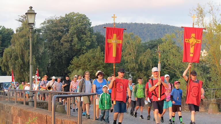 Der Zug der Wallfahrer auf der Saale-Brücke       -  Der Zug der Wallfahrer auf der Saale-Brücke