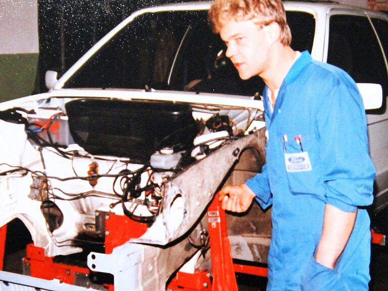 1984 nahm Walter Back die neue Rahmenrichtbank bei Auto-Back in Betrieb. 1984 nahm Walter Back die neue Rahmenrichtbank bei Auto-Back in Betrieb.