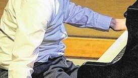 Musikalische Talente: Über 40 junge Musiker hatten ihren Auftritt beim Kammerkonzert des Gymnasiums Veitshöchheim. Für Furore sorgte der Sechstklässler David Vorraber am Piano.