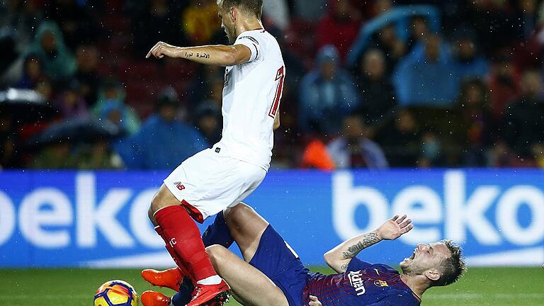 FC Barcelona - FC Sevilla       -  Gegen Celta Vigo stand der Unterfranke Johannes Geis (links) erstmals in der Primera División in der Startelf des FC Sevilla. In der Partie beim FC Barcelona vor zwei Wochen hatte ihn Ivan Rakitic (rechts) hier umgegrätscht.