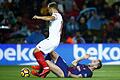 FC Barcelona - FC Sevilla       -  Gegen Celta Vigo stand der Unterfranke Johannes Geis (links) erstmals in der Primera División in der Startelf des FC Sevilla. In der Partie beim FC Barcelona vor zwei Wochen hatte ihn Ivan Rakitic (rechts) hier umgegrätscht.