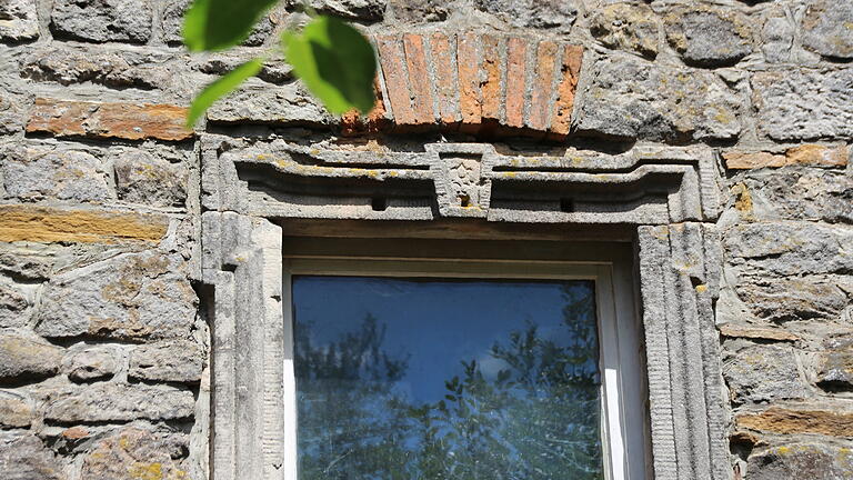 Die Fenstergewände des Mühlhauses sind barockisiert, was laut Reinhard Geißler darauf hindeutet, dass das Müllerhandwerk in Dingolshausen einst florierte und die damaligen Mühlenbesitzer ihren Wohlstand ausdrücken wollten.&nbsp;