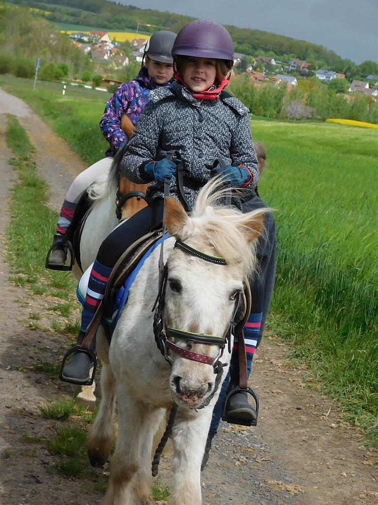 Ferienkinder erkunden mit dem Pony die Umgebung von Großeibstadt.