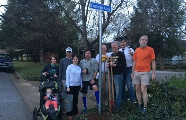 'Franken Alley' in Huntsville, Alabama: Wayne Boyd (im schwarzen Pulli) mit Nachbarn, die das Aufstellen des Schilds für ihre Straße mitfeierten.