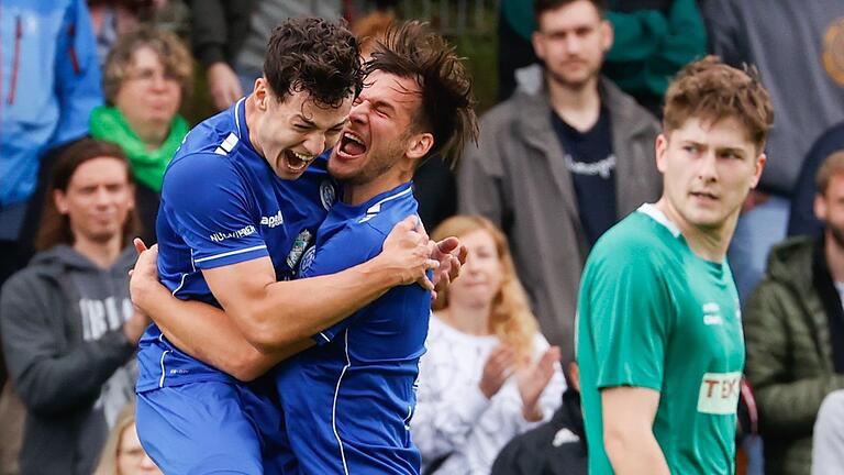 Jan Krettek (links), Torschütze zum 1:0, und Moritz Lotzen, Torschütze zum 2:1 und 5:3, beim Jubel. In einer dramatischen Partie setzt sich der Würzburger FV mit 5:3 nach Verlängerung gegen den TSV Großbardorf durch und spielt auch in der nächsten Saison in der Fußball-Bayernliga.