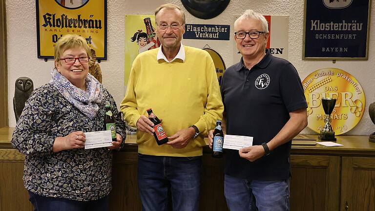 Karl-Heinz Pritzl (Mitte) übergab Spendenschecks an Traudl Baier (1. Vorsitzende der Ochsenfurter Tafel) und Matthias Schäffer (1. Vorsitzender des Ochsenfurter Fußballvereins).